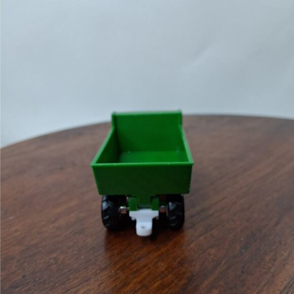 Tomy Ertl 1:64 Scale John Deere Toy Farm Dump Truck Diecast & Plastic Green - Picture 3 of 13